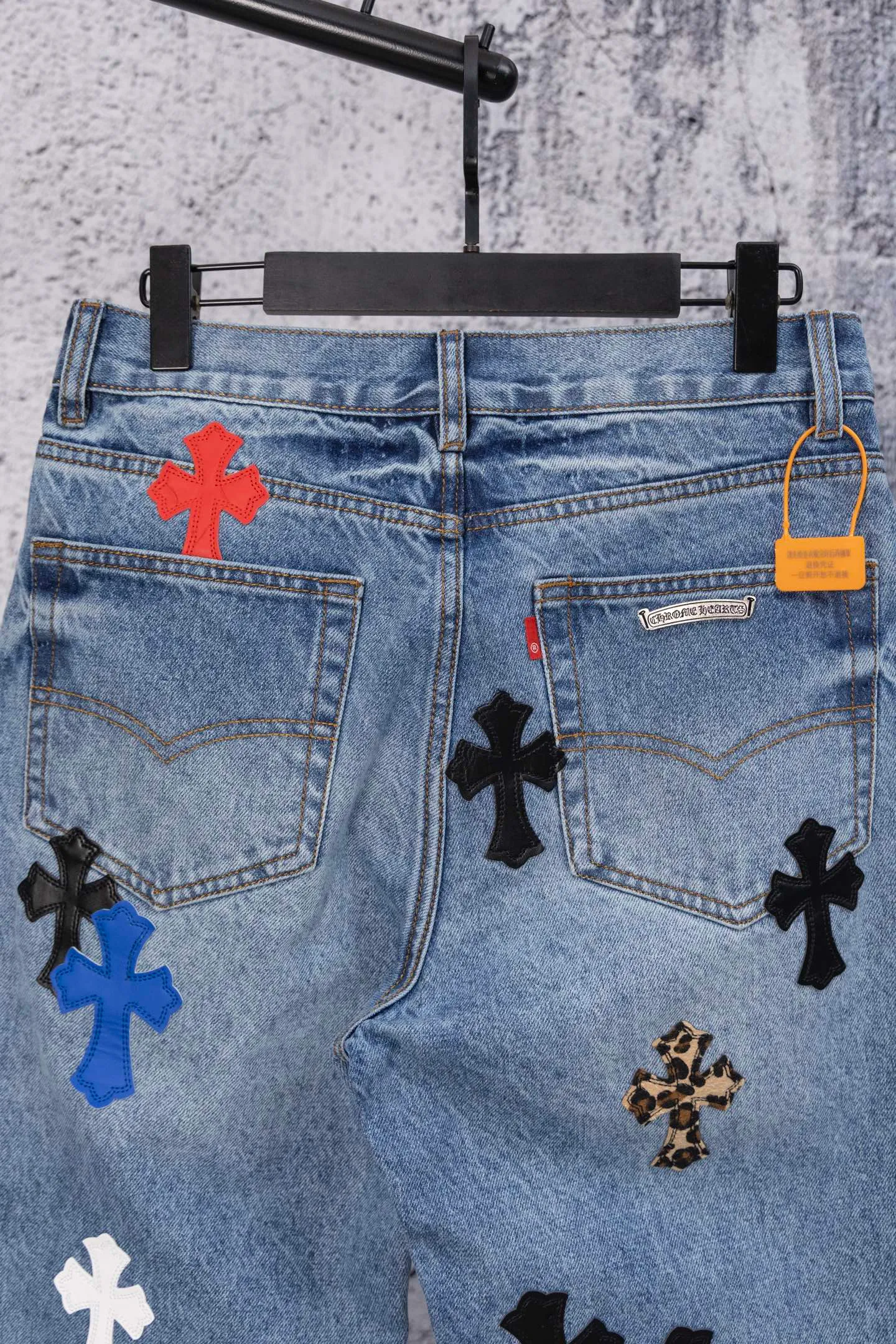 P290 Chromehearts CH limited edition leopard print colorful full cross iron leather cow king jeans, counter price 34W level, patchwork cross pattern embellishment, washed jeans! ! An absolutely high-end luxury product, a 1.9W-level god-level single product, a super popular product, made by top heavy industry, a magic weapon that cannot be missed! [About Zangyin] This is an extremely luxurious fashion brand that can also be called the aristocracy of the high street. It has always been an exclusive brand for some hipsters or rich second generations. Compared with ordinary high streets, it is more luxurious and noble. Compared with luxury brands, it is more fashionable and individual. It has always been a brand that I have a special liking for. [Top heavy industry fashion design] Consistently high-street luxury style. Speaking of this style, the Zangyin family and GU family are definitely the leading representative brands. Especially the Zangyin family has really achieved a state-of-the-art effect in creating high-street style. The unique washed material is used to create this style. The color system is already quite eye-catching. After it is decorated with patchwork cross flowers, it cleverly highlights the charm of the brand. Secondly, this style uses classic The high-waist cutting design highlights the long legs and fashionable temperament of the upper body. The brand is highly recognizable and the slim fit configuration is more suitable for daily wear. It is a product that interprets personality, fashion, and specifications at a glance. This single product is enough to make any fan excited. It can be a white T-shirt for a youthful college style, or a tight suspender for a royal style. It has strong matching ability and can be easily controlled by men.  [Materials and craftsmanship] Needless to say, this point goes without saying. As an excellent craftsman brand, Zangyin’s requirements for details and craftsmanship are really perfect. The washed color of this model has gone through so many processes, not to mention the embellishment of denim appliques. It is also purely hand-made and sewn. Just like what they believe in, only hand-made things have soul and have the meaning of wear. A top-notch heavy-duty fashionable denim item, I look forward to your perfect interpretation! !  Color: blue Size: 28-36